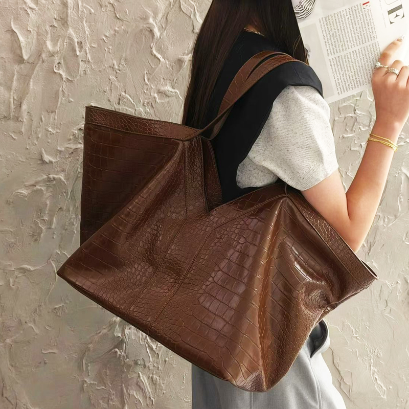 Oversized Crocodile Pattern To - огляд і ціна Luxury Bags Of 2026