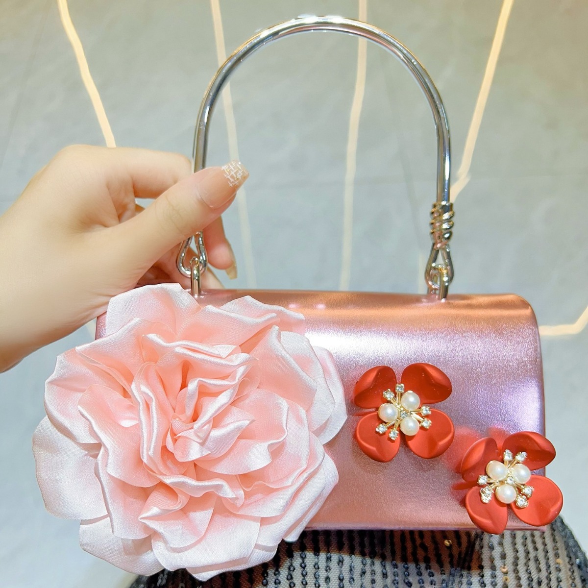 Luxury Gold 3D Flower Clutch B - огляд і ціна Luxury Bags White