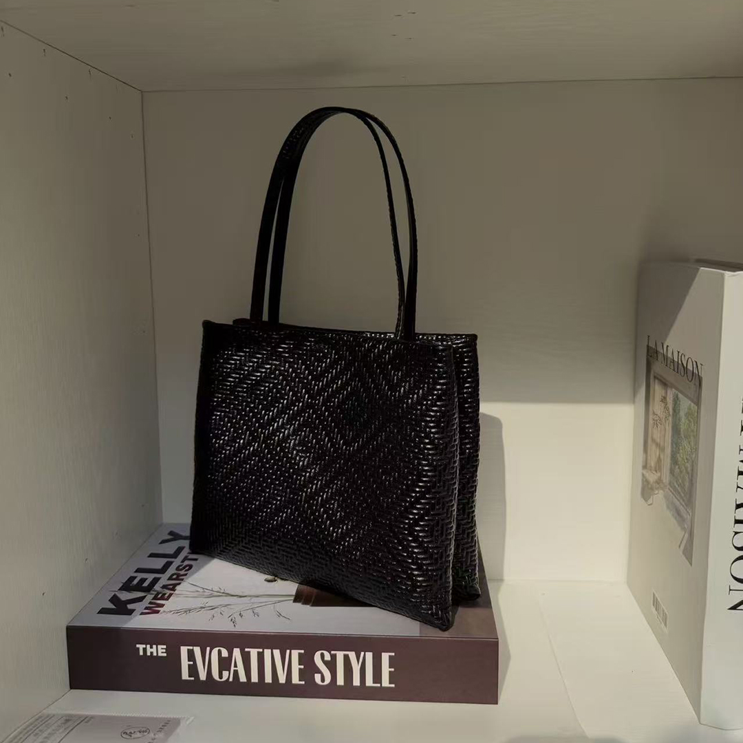 Mendy Genuine Leather Woven Pi - огляд і ціна Luxury Bags Office