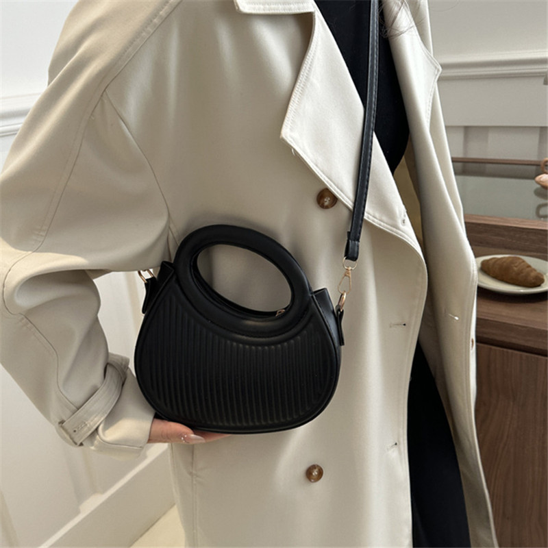 Chic Black Crescent Handbag, M - огляд і ціна Luxury Bags Without Logo