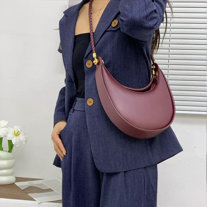 Classic Round Moon Slim Bags F - огляд і ціна Luxury Bags Of 2026